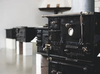 O sobă pe biomasă nu ar putea asigura doar gătitul. În Thermia, soba a devenit o adaptare timpurie a încălzirii centrale și a alimentării cu apă caldă.